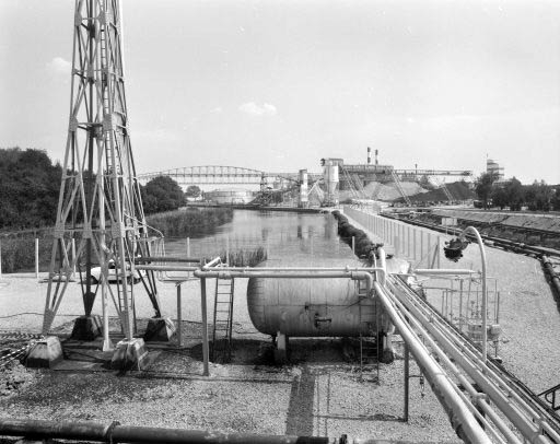 Port et fours à chaux vus du pont de l'usine d'électrolyse.