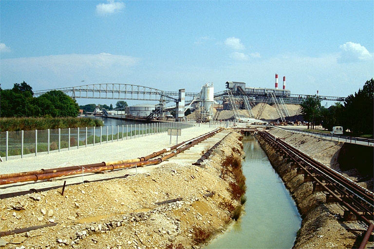Contre-fossé unissant l'usine à la Saône via l'étang de l'Aillon.