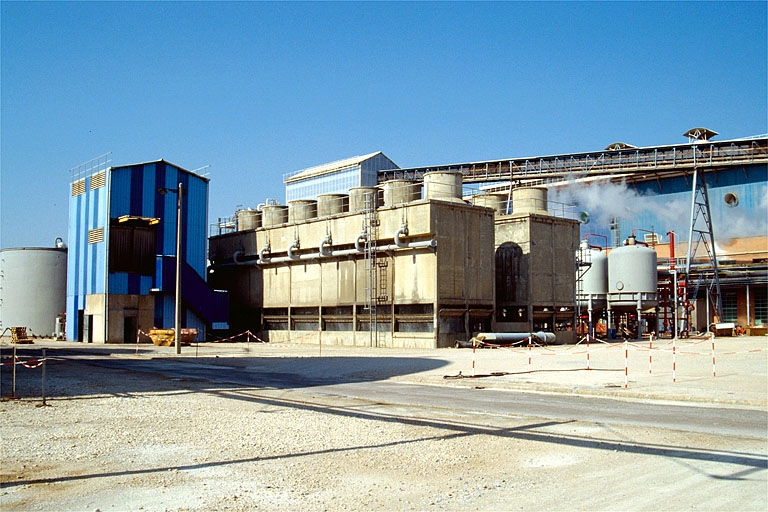 Tours de réfrigération (38) de l'usine d'électrolyse.