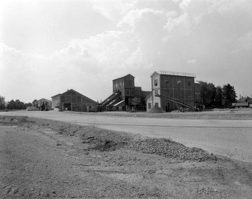 Bâtiments du broyeur (1) vus du nord-est.