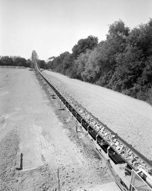 Transporteur automatique à bande et portique sur le canal, vus depuis l'installation de renvoi (vue rapprochée).