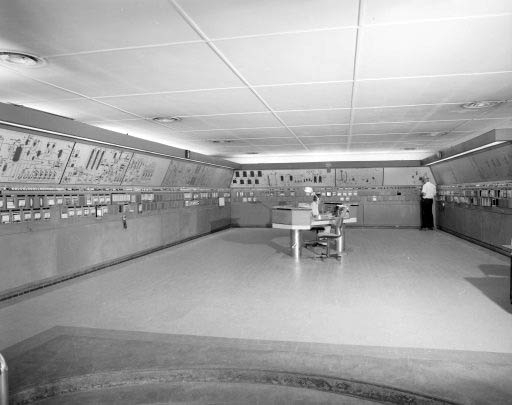 Intérieur de la salle de contrôle de l'aire de fabrication de l'eau oxygénée (21).