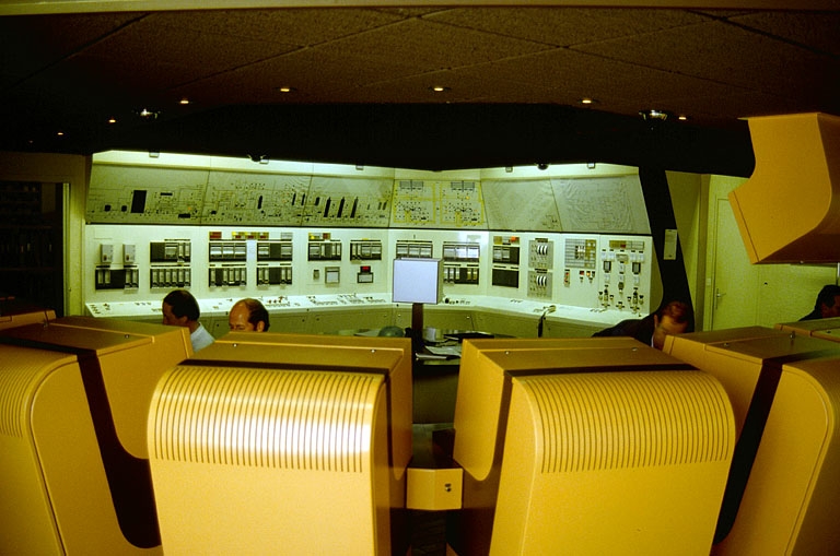Intérieur de la salle de contrôle (35) de la Salle 5.