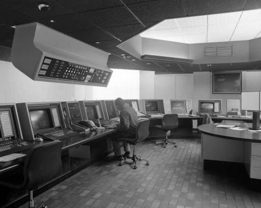 Intérieur de la salle de contrôle de la Salle 5 : écrans de contrôle.