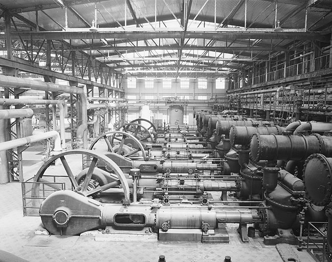 Soudière, salle des machines : vue d'ensemble des pompes à gaz depuis le sud.