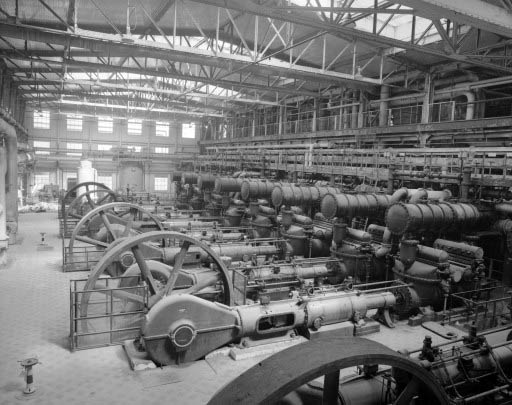Soudière, salle des machines : vue d'ensemble des pompes à gaz (vue de trois quarts).