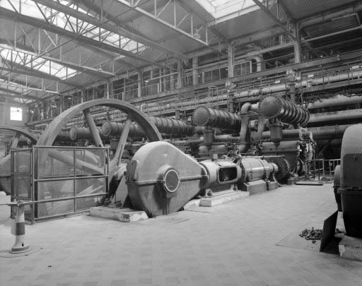 Soudière, salle des machines : pompe n° 4 vue de trois quarts.De gauche à droite : volant d'inertie, bielle (couvercle de protection enlevé), cylindre à vapeur, compresseurs.
