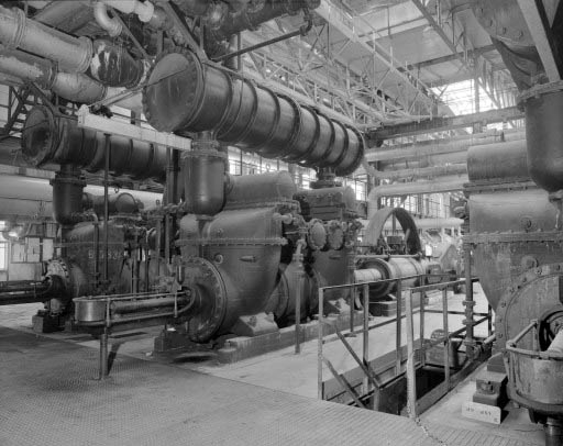 Soudière, salle des machines : arrière de la pompe n° 4.De gauche à droite : axe des compresseurs, compresseurs surmontés d'un séparateur d'humidité (réservoir cylindrique) puis cylindre à vapeur et bielle.