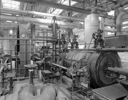 Soudière, salle des machines : volant d'inertie, régulateur à boules et cylindre à vapeur de la pompe n° 1.