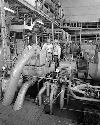 Usine d'électrolyse, Salle 3 : détail du compresseur Rateau et du variateur SACM (vue en hauteur).