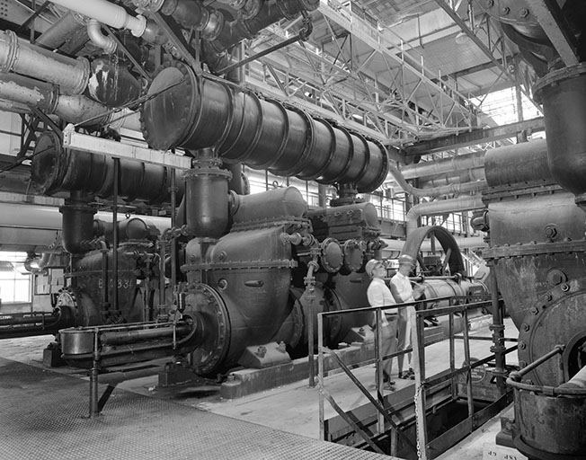 Soudière, salle des machines : arrière de la pompe n° 4 et personnages.