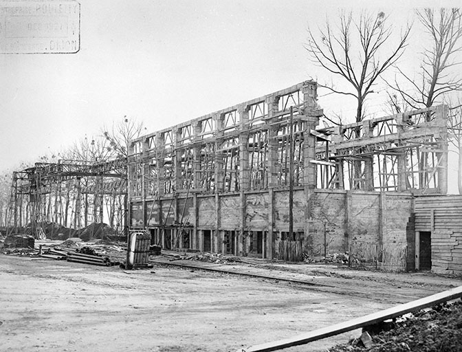 Hangar à terre (18) en construction.