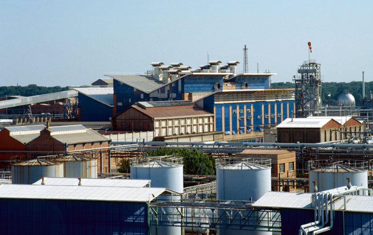 Usine d'électrolyse vue depuis le haut des bassins de décantation.