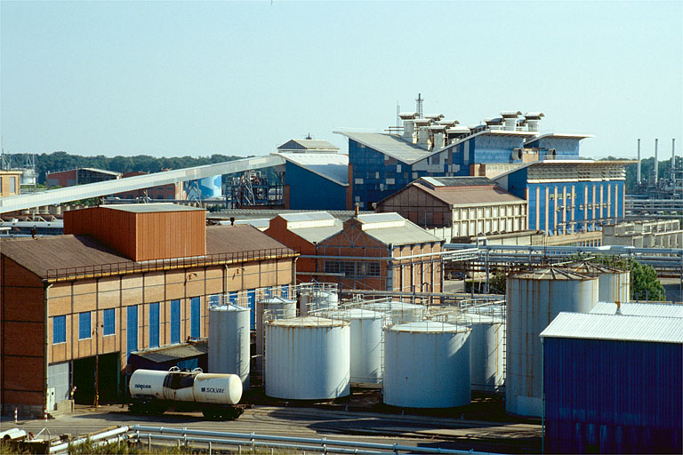 Usine d'électrolyse vue depuis le haut des bassins de décantation.