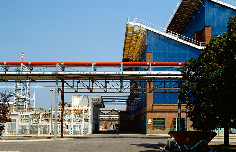 Transformateur (36) et usine d'électrolyse vus du sud.