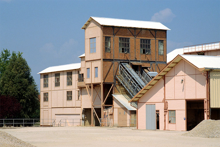 Façade ouest des bâtiments du broyeur.