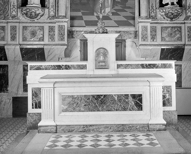 Autel et tabernacle vus de face.