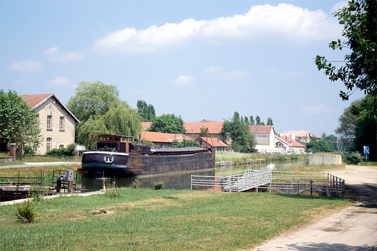 Vue d'ensemble de l'usine, depuis l'écluse.