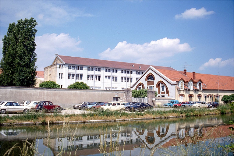Usine de grès et de porcelaine des Ets Jacob-Delafon et Cie, Damparis : bureaux et atelier de coulage des moules.