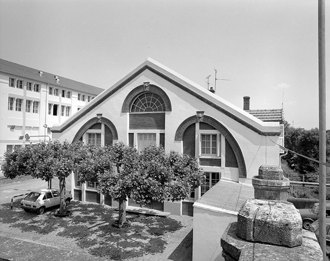 Façade antérieure des bureaux, vue de trois quarts droit.