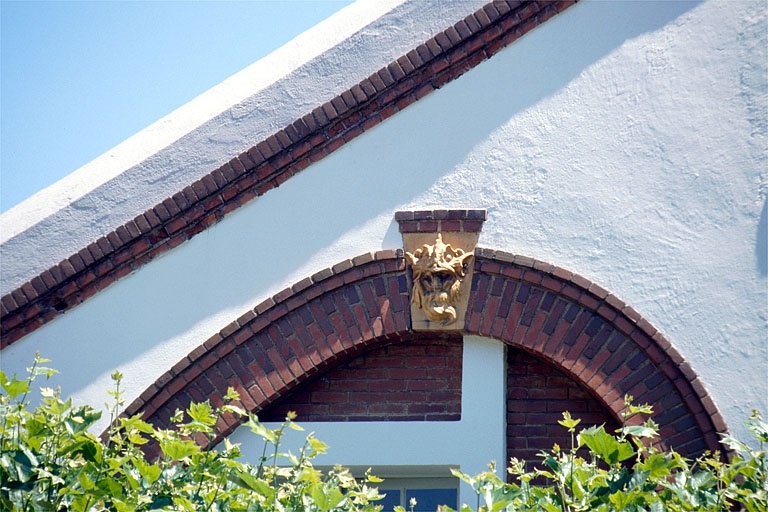 Bureaux : mascaron gauche.