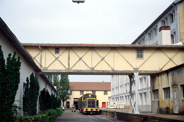 Façade antérieure de l'atelier (42), passerelle et locomotive.