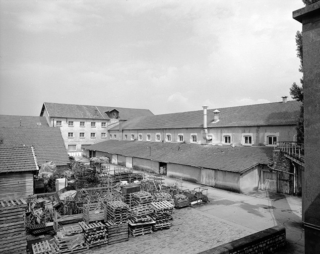 Atelier de préparation des émaux (27) et laboratoire (26), vus depuis le "cochon" (22).