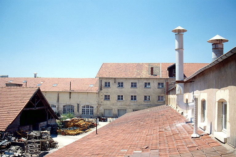 Vue partielle de l'atelier (27), depuis l'est.