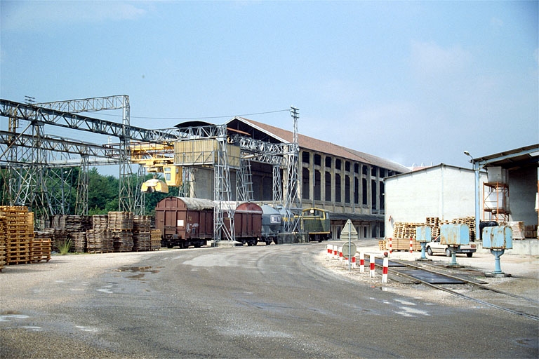 Pont-bascule (40), pont roulant (17) et hangar à terre (18).