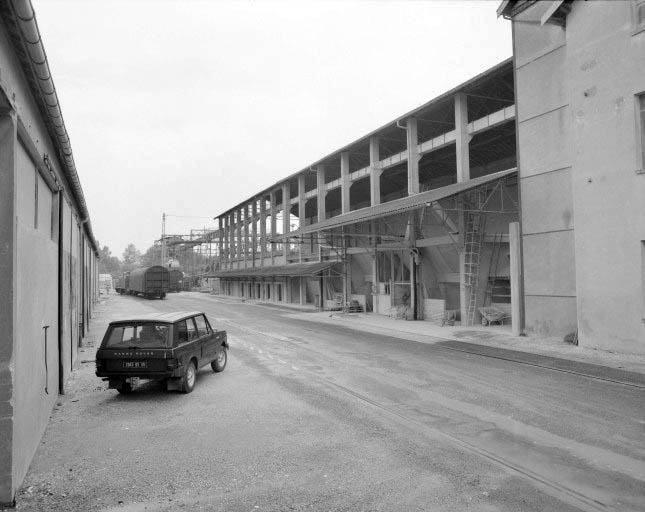 Hangar à terre (18), vu de trois quarts droit.