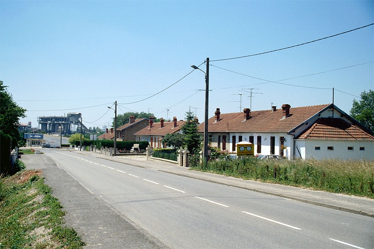 Cité ouvrière, partie sud : maisons à l'ouest de la route.