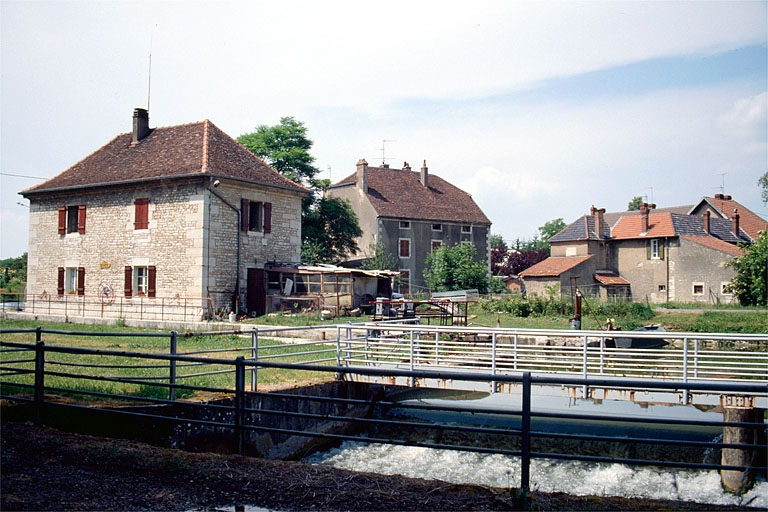 Ancien logement patronal (9) et logements d'ouvriers (7), en arrière de l'écluse et de la maison éclusière.