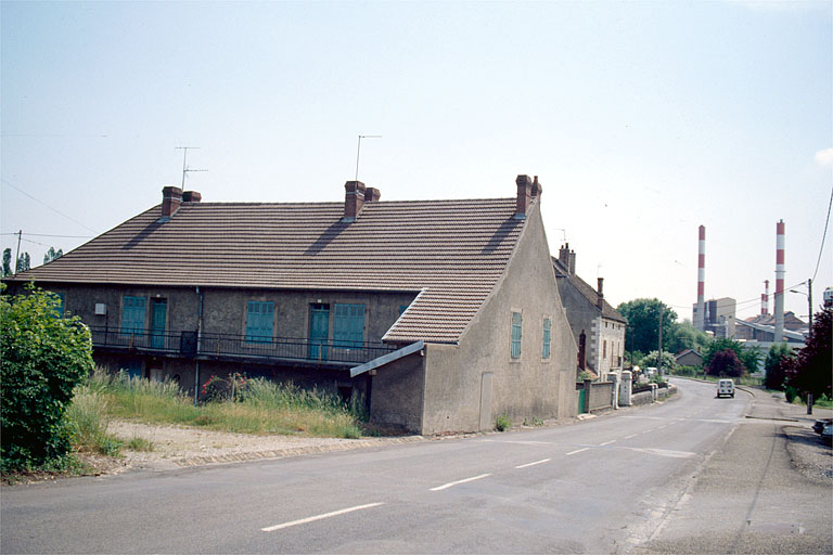 Logements d'ouvriers (7), vus de trois quarts droit.