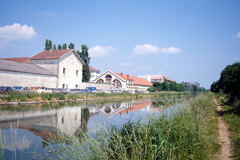 Atelier de fabrication (22), bureaux (20) et portique, depuis l'ouest.