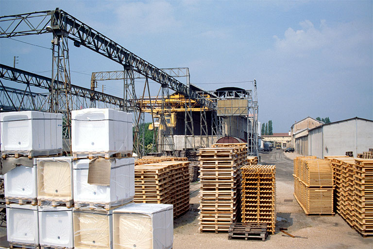 Pont roulant (17) et allée centrale, depuis l'aire des produits manufacturés.