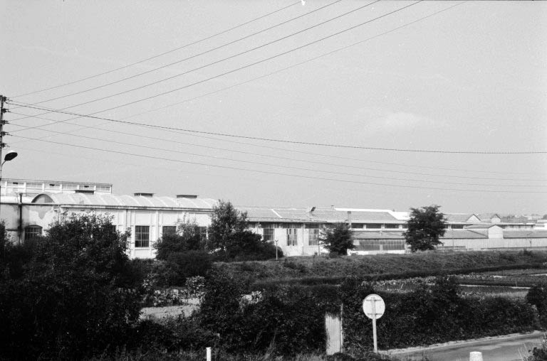 Salle des machines (10) et atelier de fabrication (9), depuis l'est.