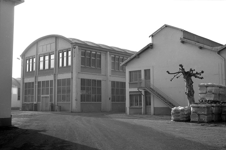Magasin industriel (3) et atelier de réparation (5), vus de trois quarts droit.