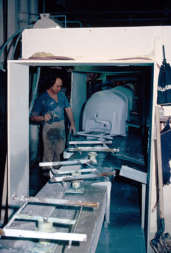 Atelier (9) : chaîne d'émaillage, vue rapprochée.
