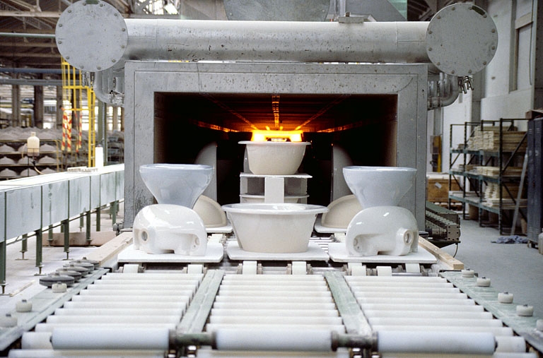 Usine de porcelaine Idéal Standard, Dole : défournement en bout du four tunnel.