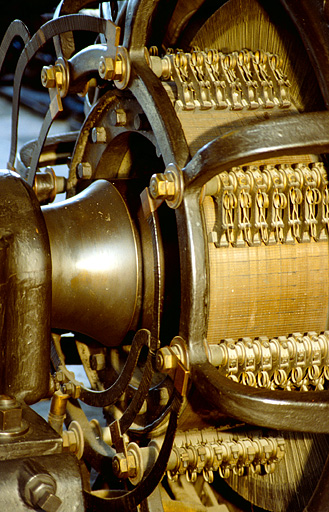 Salle des machines (10) : bobinage de la dynamo.