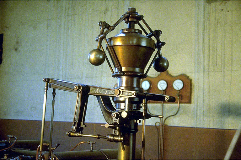 Salle des machines (10) : régulateur à boules de la machine à vapeur, détail.
