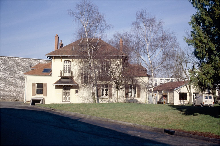 Fromagerie industrielle, conserverie dites usines Graf, puis fromagerie Bel