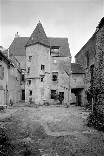 Façade postérieure avec tour d'escalier hors-oeuvre.