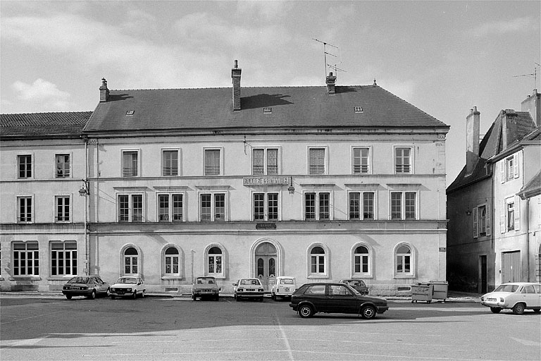 Façade antérieure de face.