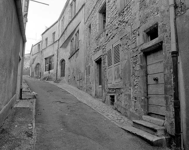 Façade antérieure de trois quarts droit.