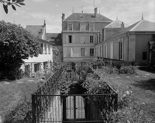 Vue d'ensemble de l'édifice depuis le parapet de l'escalier du jardin.