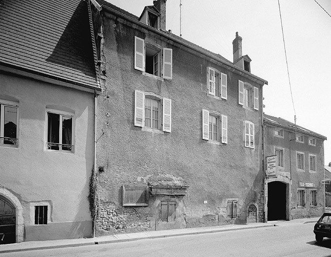 Façade antérieure de trois quarts gauche, partie droite.