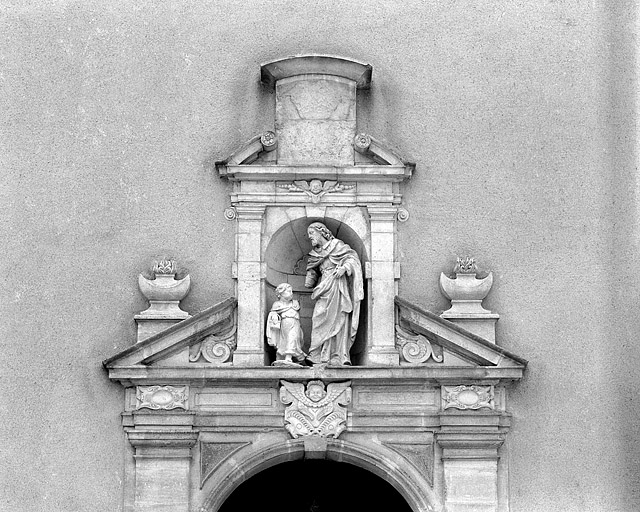 Chapelle : portail d'entrée, détail du fronton.