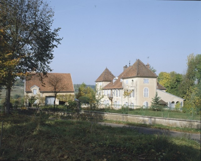 Vue d'ensemble depuis l'est du logement patronal en 1989.