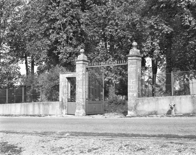 Portail d'entrée du logement patronal en 1989.